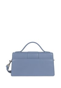 Borsa a tracolla in pelle di color blu chiaro con una forma strutturata, manico superiore e tracolla rimovibile. Presenta dettagli cuciti e una texture liscia.
