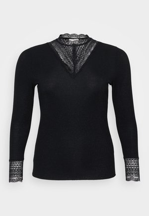 Top negro de mangas largas con textura acanalada, que presenta detalles de encaje en el escote y en los puños de las mangas, y un diseño de escote en forma de V.