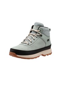 Botas de senderismo de altura media en cuero azul claro y negro con acentos en beige, lengüeta de malla texturizada y suela de goma con patrones de tracción.