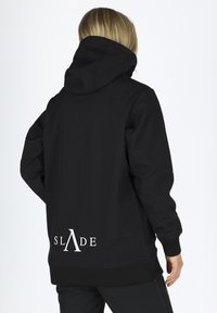Felpa nera con cappuccio e vestibilità rilassata, con orlo e polsini a coste e logo bianco "SLADE" nella parte bassa della schiena. Texture liscia.