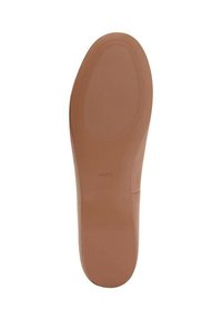 Suela de un zapato, material de goma marrón, diseño plano, superficie texturizada con surcos horizontales, presenta el nombre de la marca 'MNG' en relieve.