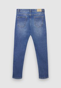 Jeans blu in denim con vestibilità dritta, design a cinque tasche, leggero scolorimento. Caratterizzate da una etichetta sulla vita e dettagli cuciti.