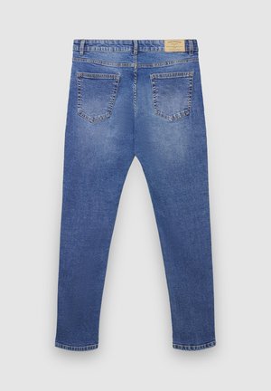 Jeans blu in denim con vestibilità dritta, design a cinque tasche, leggero scolorimento. Caratterizzate da una etichetta sulla vita e dettagli cuciti.