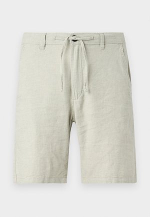 Shorts en lin gris clair avec un waistband élastique à cordon de serrage, poches latérales et une coupe décontractée. Tissu texturé avec un léger éclat.