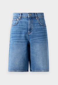 Pantalones cortos de mezclilla en azul claro con corte recto, diseño de cinco bolsillos y cierre de botón y cremallera. Costura reforzada a lo largo del dobladillo.