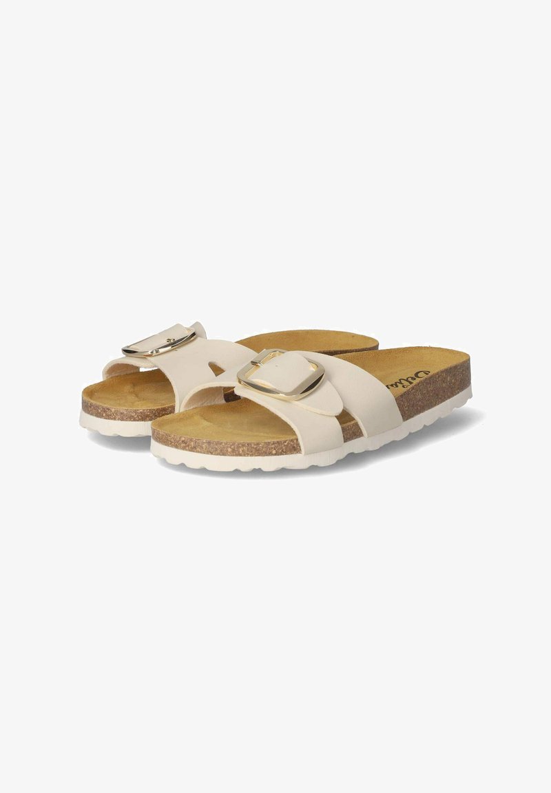 Witte slide sandalen met een kurken zool, zachte banden en een zilverkleurige gespsluiting. Plat ontwerp met een getextureerde voetbed voor comfort.