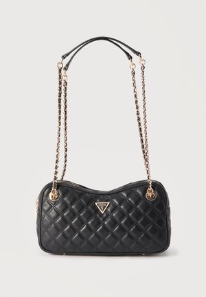 Schwarze, gesteppte Schultertasche aus Leder mit goldenen Kettenriemen und Guess-Logo-Plakette auf der Vorderseite, rechteckige Form mit Reißverschlussverschluss.
