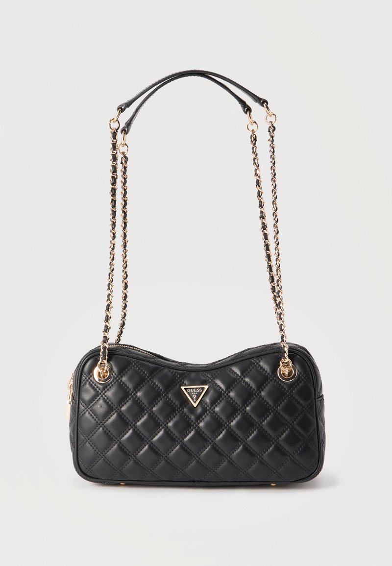 Μαύρη τσαντάκι ώμου από καπιτονέ δέρμα με χρυσές αλυσίδες και πλακετάκι με το λογότυπο Guess μπροστά, ορθογώνιο σχήμα με κλείσιμο με φερμουάρ.