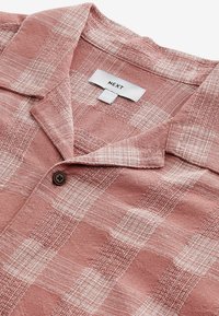 Next TEXTURED CHECK SHORT SLEEVE  WITH CUBAN COLLAR  - REGULAR FIT - Skjorta - pink