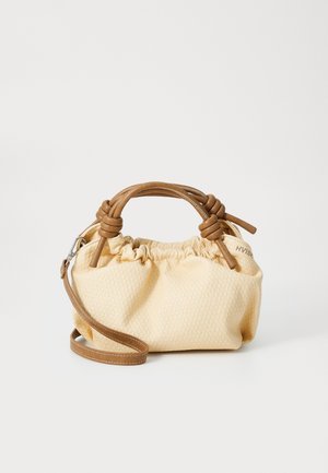 Mała beżowa pleciona torebka z marszczonym górnym brzegiem, brązowymi skórzanymi uchwytami wiązanymi na supeł oraz odpinanym brązowym skórzanym paskiem na ramię na jednolitym tle.