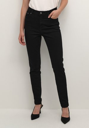 Sorte denim skinny jeans med høy midje, fem-lommers design og litt stretch. Brukt med svarte spissede hæler.