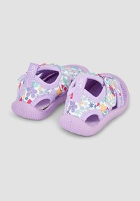 Purpurse lilledega sandaalid avatud külgedega, Velcro rihmad ja tekstureeritud kummised tallad haardeks. Kerged ja hingavad materjalid.
