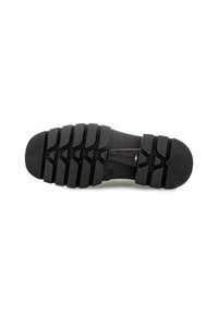 Suela de zapato de goma negra con un patrón texturizado y estriado. Presenta áreas de agarre circulares y una sección trasera lisa. Marcada con la marca y tamaño.