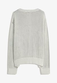 Hellgrauer gestrickter Pullover mit einem lockeren, offenen Strickdesign, gerippten Bündchen und Saum sowie einem weiten Halsauschnitt für einen entspannten Sitz.