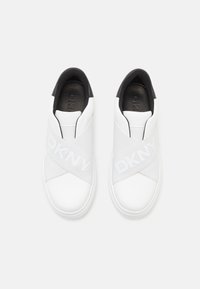 DKNY JAYE - Jalga libistatavad jalanõud - white/black