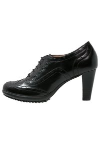 Pier One Zapatos de salón con cordones - black