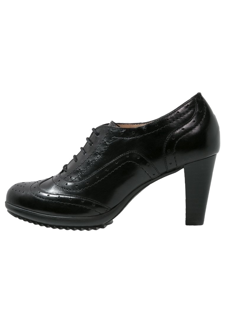 Pier One Zapatos de salón con cordones - black