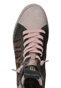 Wysokie sneakersy z połączenia czarnej skóry węża i brązowej skóry w leopardzie wzory, z beżowym zamszowym czubkiem i jasnoróżowymi sznurówkami.