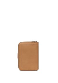 Tan leren portemonnee met een ritsluiting, rechthoekige vorm, gladde textuur en een gestikte accentpaneel aan de voorkant.