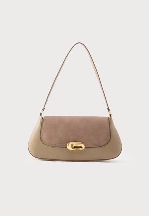 Kleine Schultertasche aus zweifarbigem beigem Leder mit einem goldenen Verschluss und einem einzelnen Tragegriff.