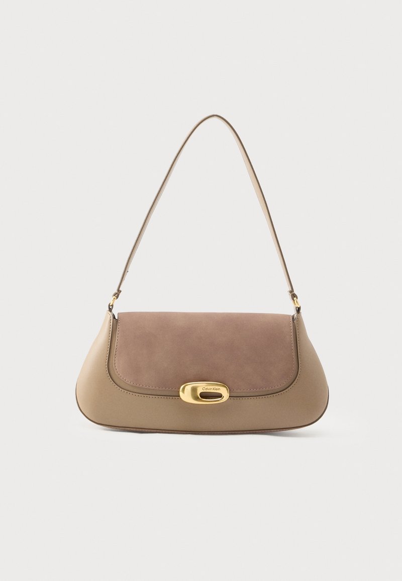 Petit sac à épaule en cuir beige bicolore avec un fermoir doré et une poignée simple.