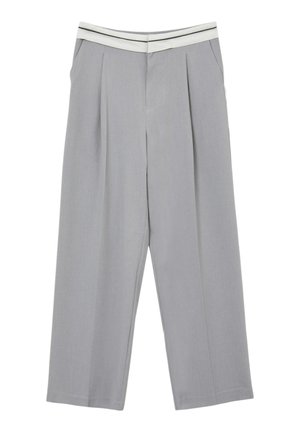 Hellegraue, weit geschnittene Hose mit einem weißen Bund, Falten an der Vorderseite und seitlichen Taschen. Das Material scheint glatt und strukturiert zu sein.