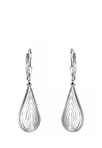 Silverfärgade tårformade örhängen med gravyr, med en låsning av typ leverback. Slät yta och strömlinjeformad design i hängande stil.
