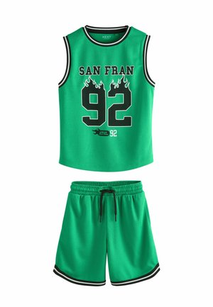 Groen mouwloos sportshirt en bijpassende korte broek met zwart-witte biezen, met "SAN FRAN 92" en vlammen grafiek op de voorkant van het shirt.