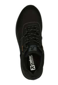 Černé tenisky s hladkým svrškem, kontrastním oranžovým prošíváním, polstrovaným límcem a šněrovacím designem. Obsahují texturovanou podrážku a logo značky.