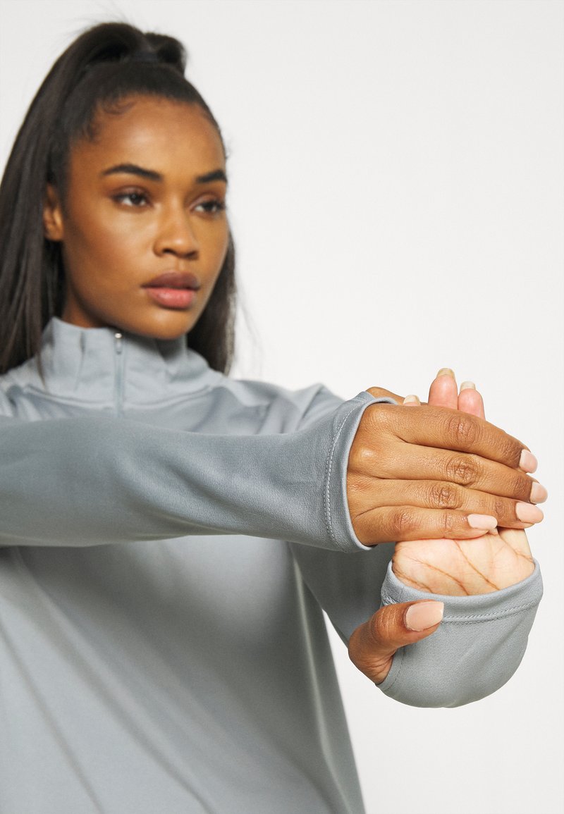 Damen Sportbekleidung | Nike Performance RUN Langarmshirt particle grey/white/grau - YE49072 Damen Sportbekleidung | Nike Performance RUN Langarmshirt particle grey/white/grau - YE49072