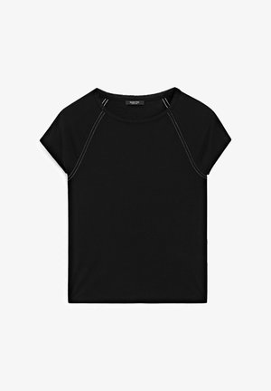 Czarny top z krótkim rękawem z okrągłym dekoltem i kontrastowym białym szyciem wzdłuż ramion i boków. Miękka, gładka tkanina.