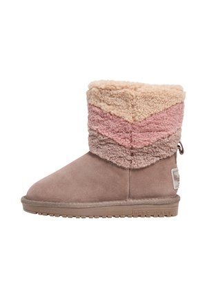 Botte d'hiver montant à la cheville avec corps en suède mauve et revers en fausse peau lainée superposée beige, rose et mauve, semelle plate avec le nom de la marque sur le côté.