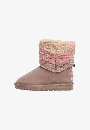 Botte d'hiver montant à la cheville avec corps en suède mauve et revers en fausse peau lainée superposée beige, rose et mauve, semelle plate avec le nom de la marque sur le côté.