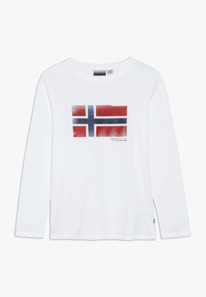 Hvid langærmet skjorte med et stiliseret rødt, hvidt og blåt norsk flaggrafik på brystet og et lille logomærke ved kanten.