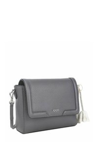 Grau strukturiertem Leder-Umhängetasche mit Klappenverschluss, silberner Beschläge und einem dekorativen weißen Quast. Mit Logo auf der Vorderseite.