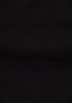 Close-up van zwarte textuurstof met een subtiel reliëfpatroon dat een tactiele, geribbelde uitstraling creëert.