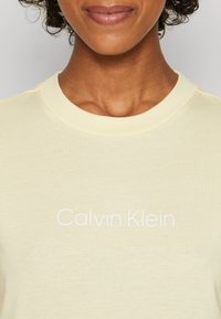 Calvin Klein HERO LOGO REGULAR - Camiseta estampada - mimosa yellow