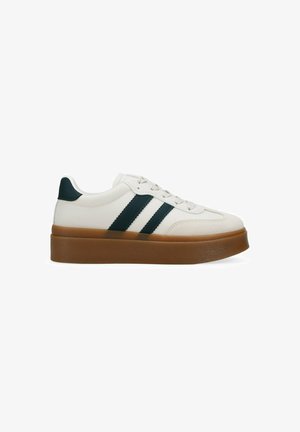 Sneaker bianco con strisce verdi, suola in gomma e design elegante. Presenta una finitura testurizzata e lacci piatti.