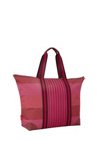 Rood en roze gestreepte tas met een gestructureerde vorm, dubbele handvatten, ritssluiting en contrasterende effen gekleurde bodemaccents.
