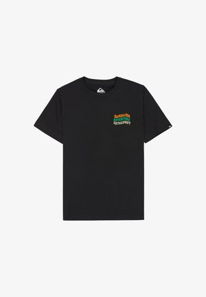 Tricou negru cu mânecă scurtă, cu text colorat "Quiksilver Adventure Enthusiast" pe partea stângă a pieptului și logo mic pe mâneca stângă.