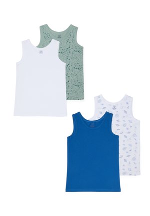 Vier tanktops: één witte, één groene met dinosauruspatroon, één blauwe en één witte met ruimte-thema. Allemaal van katoen met ronde halslijnen.