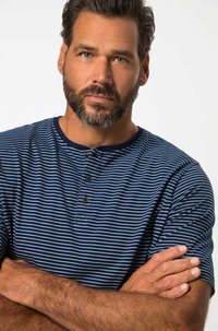 Námořnická modrá a světle modrá pruhovaná polo tričko s krátkým rukávem, třemi knoflíky a kulatým výstřihem, vyrobené z texturované bavlny.