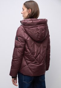 Vínová prošívaná péřová bunda s velkou kapucí a zapínáním na zip vpředu. Má strukturovanou tkaninu a přiléhavé rukávy.