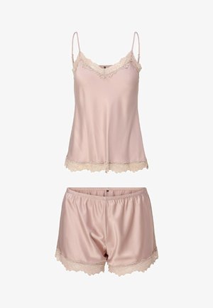 Conjunto de camisola y shorts de satén rosa claro con adorno de encaje en el escote, el dobladillo y los bordes de los shorts, con tirantes finos ajustables.