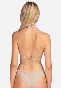 Beżowy bikini z regulowanymi wiązaniami na szyi i plecach. Dół ma marszczony fason, zachowując minimalistyczny i klasyczny wygląd.