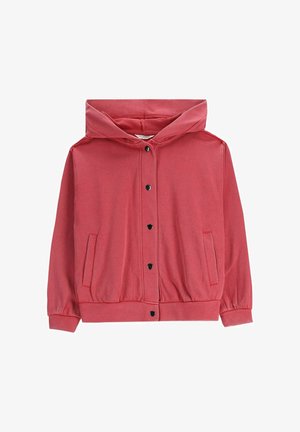 Czerwona kurtka z kapturem, czarne zatrzaski, dwie przednie kieszenie, ściągacze na mankietach i u dołu, ułożona płasko na białym tle.