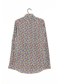 Camisa de manga larga con fondo oscuro y un patrón floral. Presenta un cuello abotonado y un dobladillo curvo. El material parece ligero.