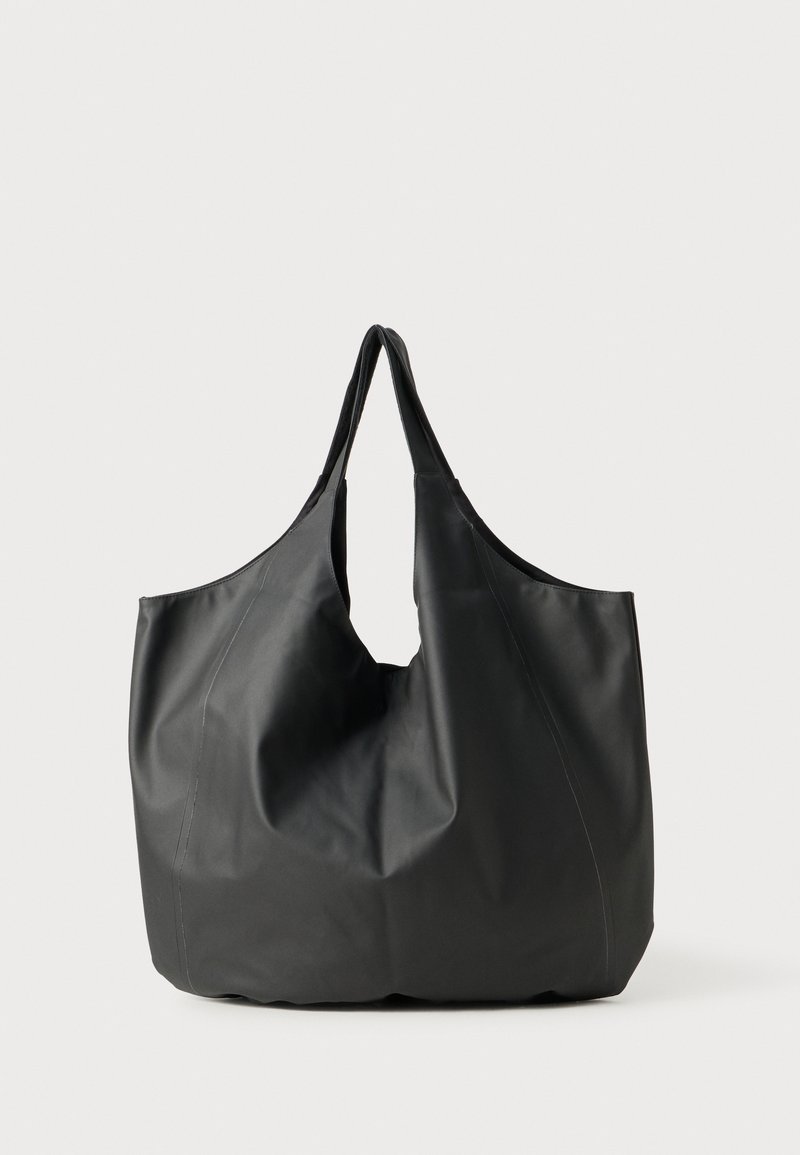 Μαύρη τσάντα ώμου, φτιαγμένη από μαλακό υλικό, με στρογγυλή κορυφή και δύο μακριές λαβές, σε μαλακή, ελαφρώς διαρθρωμένη μορφή.