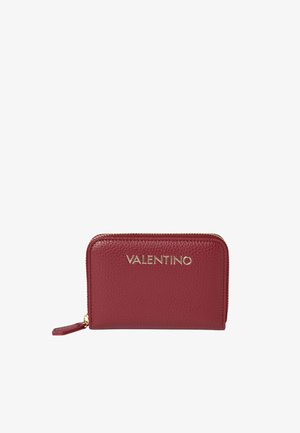 Portefeuille zippé autour en cuir rouge texturé avec logo Valentino doré et tirette de fermeture éclair assortie en cuir.
