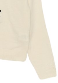 Maglione di colore crema realizzato in un tessuto morbido e testurizzato. Presenta un orlo e polsini a coste, con una vestibilità rilassata e senza motivi visibili.